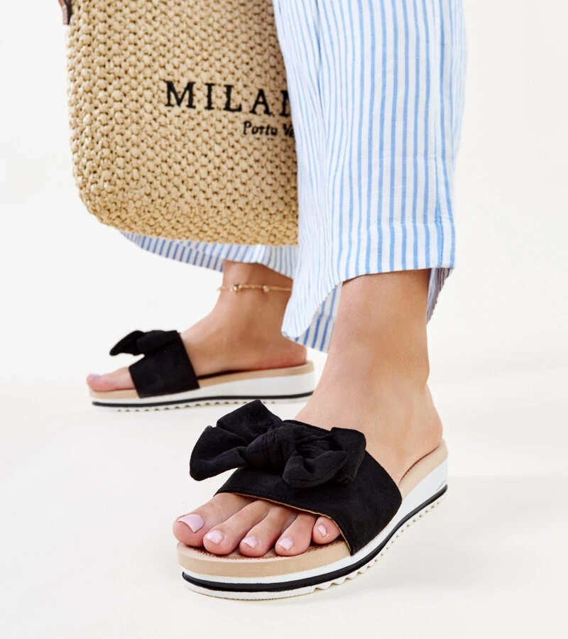 Czarny klapki na niskiej koturnie Mikhaila