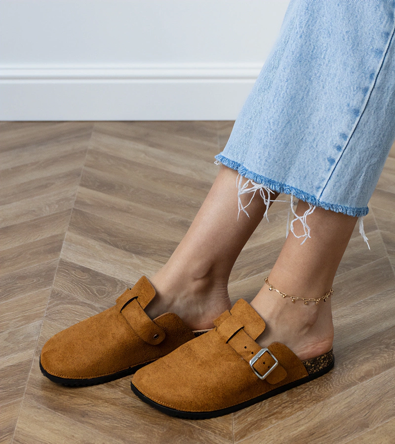 Brązowe klapki zabudowane na korkowej podeszwie Lerins