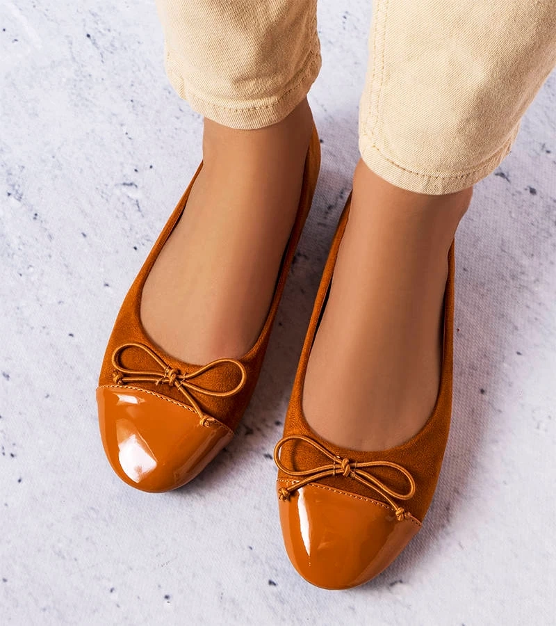 Brązowe balerinki z lakierowanym noskiem Simard