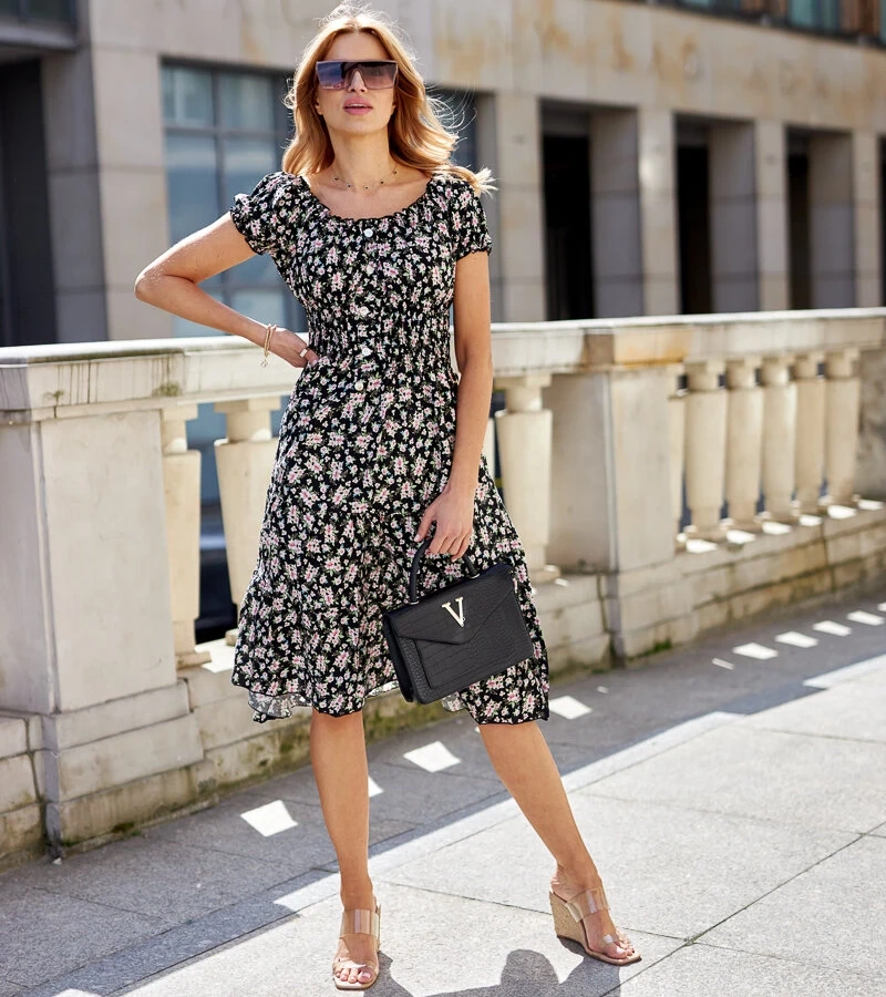 Czarna sukienka z marszczeniem Tailly