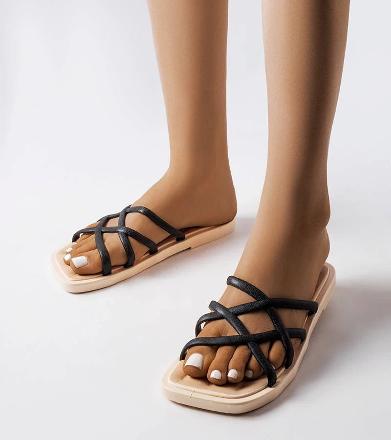 Czarne gumowe klapki Pearlman