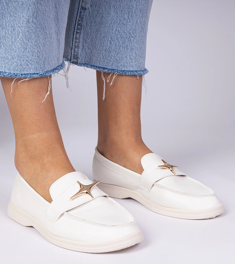 Białe damskie mokasyny ze złotą ozdobą Senna