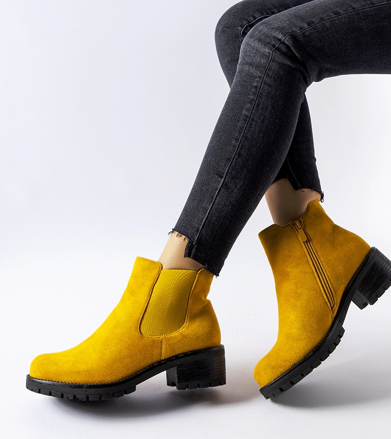 Żółte botki na niskim słupku L'Anglais