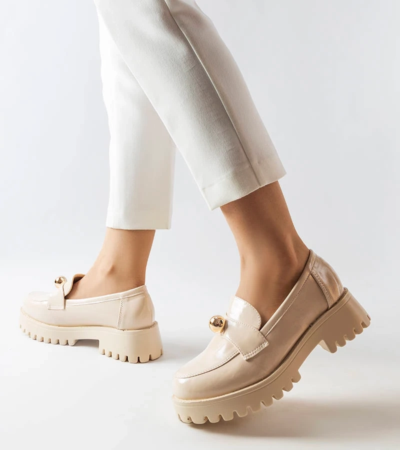 Beżowe lakierowane półbuty Stella