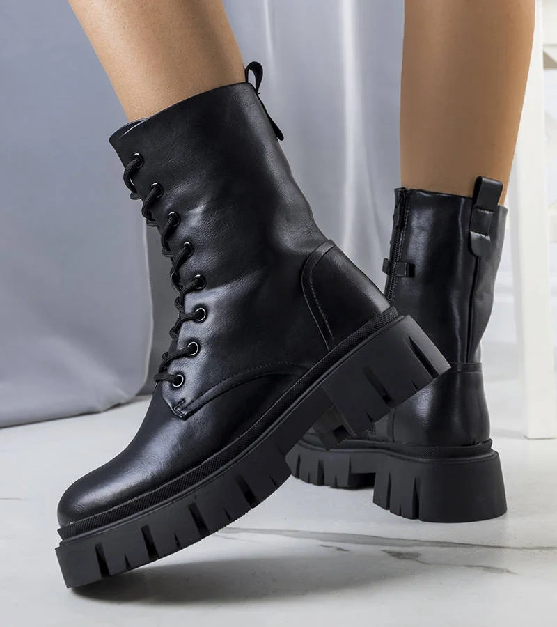 Czarne botki na masywnej podeszwie Darius