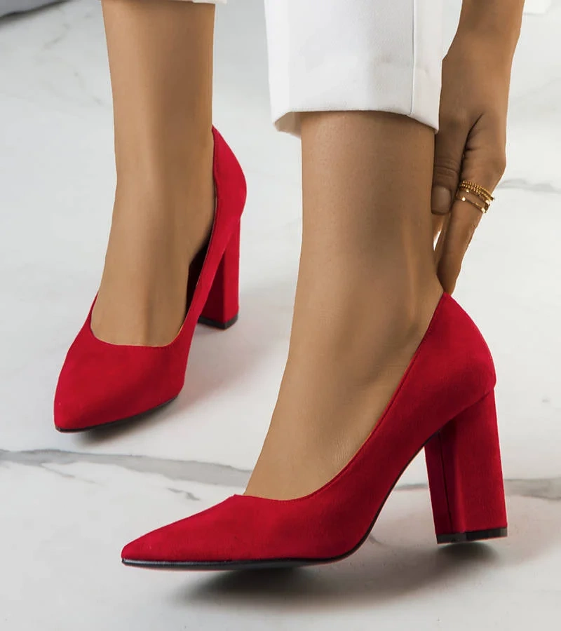 Czerwone czółenka na słupku Melvil