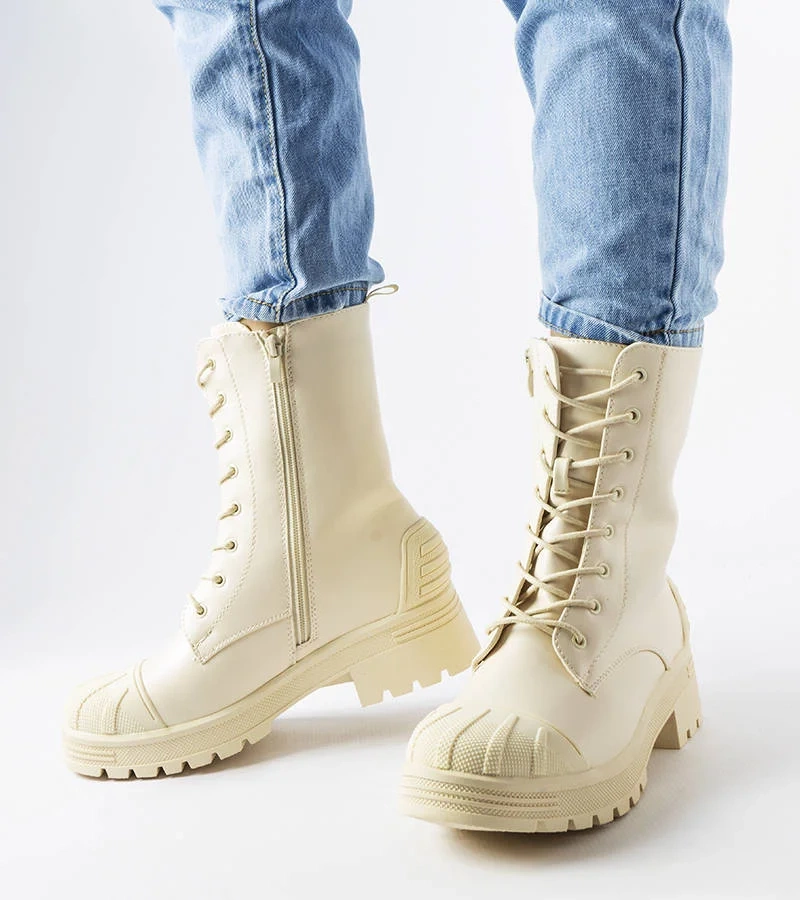 Jasnobeżowe botki na grubszej podeszwie Manara