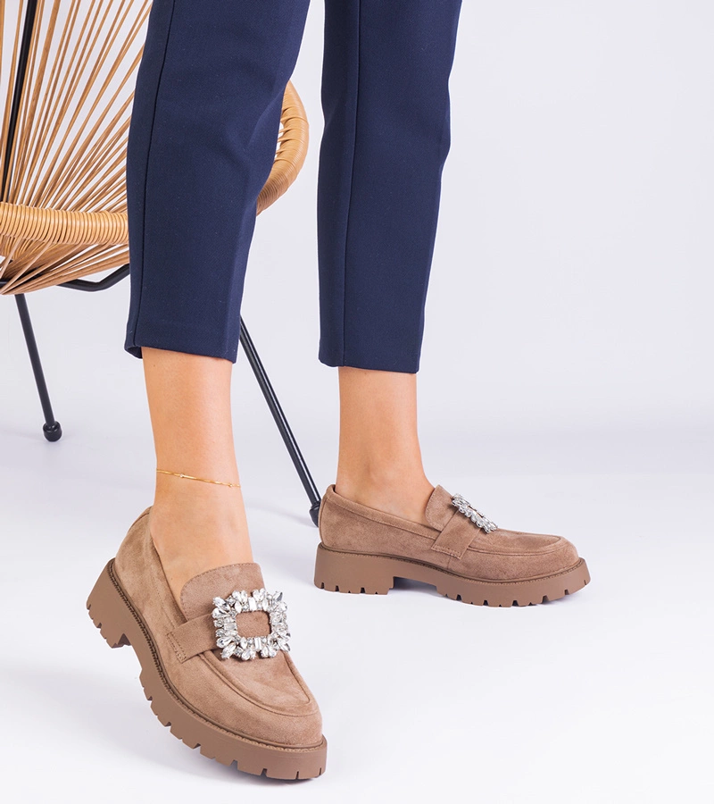 Beżowe damskie mokasyny z ekozamszu z elegancką ozdobą Peletino