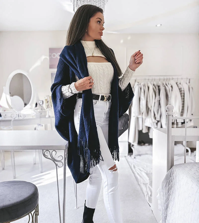 Granatowa narzutka z frędzlami Noah