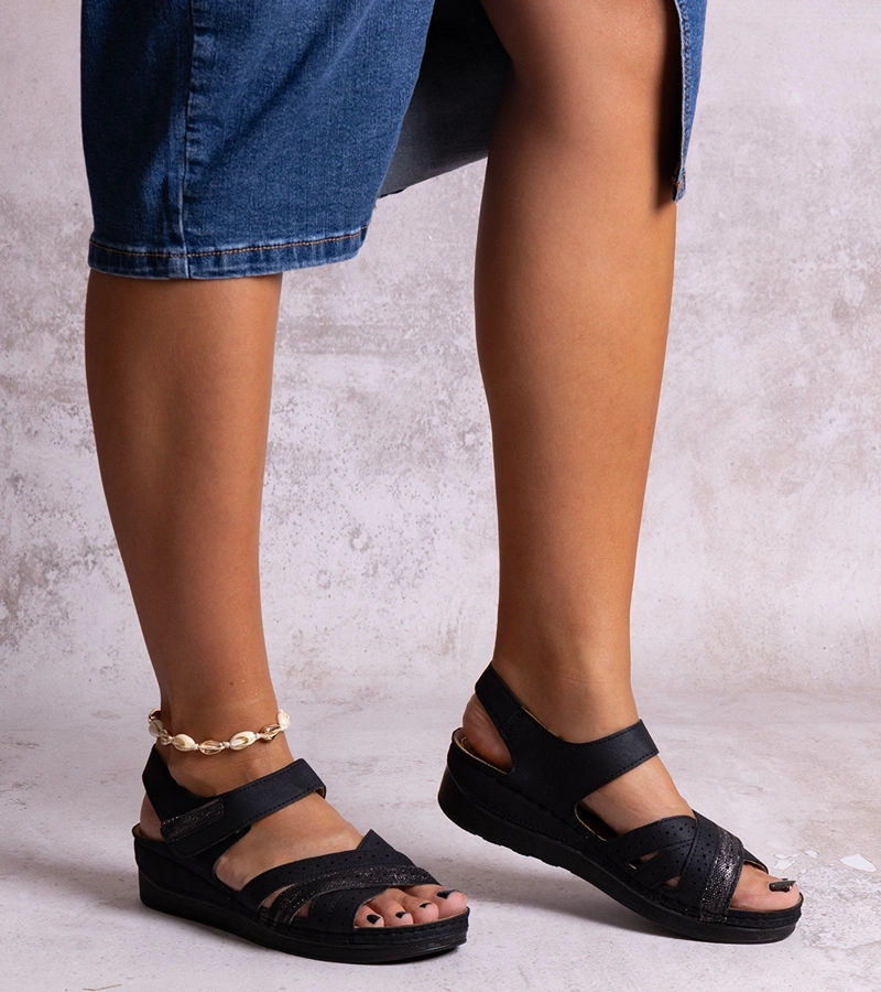 Czarne sandały na niskiej koturnie Areja