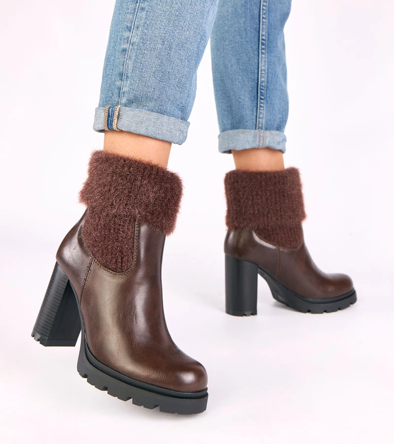 Brązowe botki na słupku z ozdobną cholewką Randy