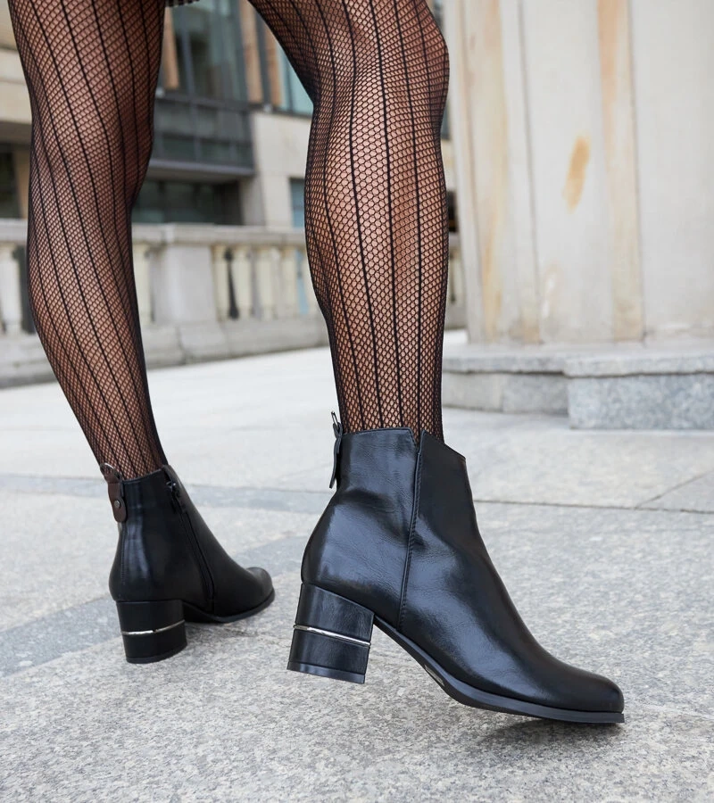 Czarne botki na ozdobnym słupku Batista