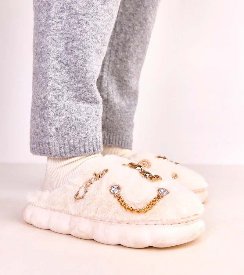 Białe zabudowane kapcie z ozdobami Tracy