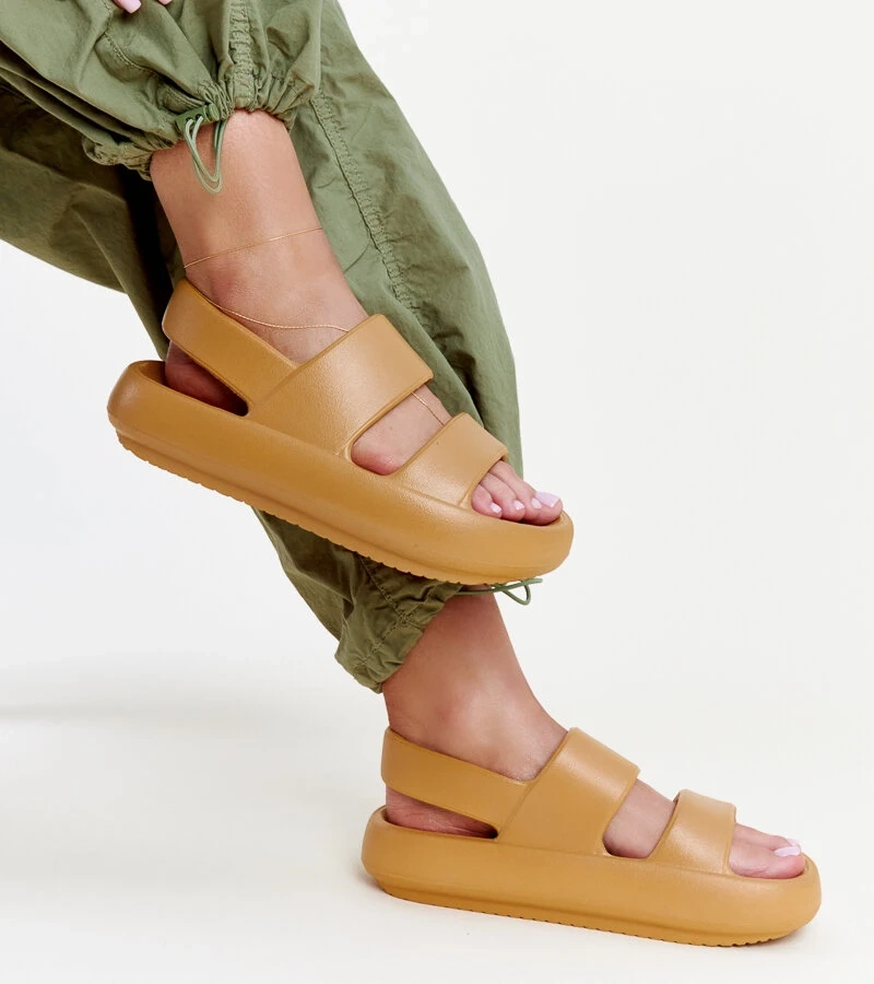 Brązowe sandały Attiana