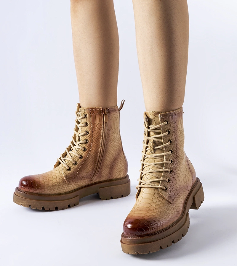 Ciemnobeżowe trapery zwierzęcy wzór Suviana