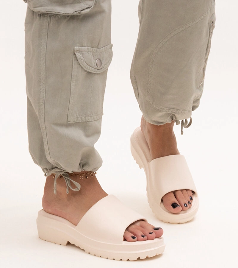 Beżowe klapki na grubej podeszwie Soiza