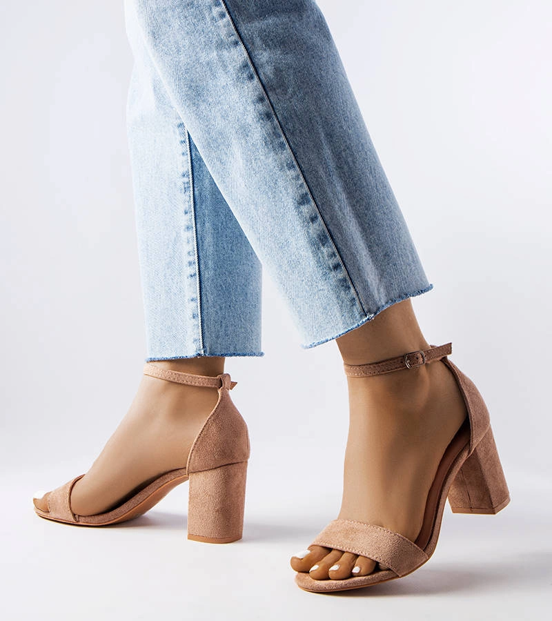 Beżowy sandałki na niskim słupku Lourna