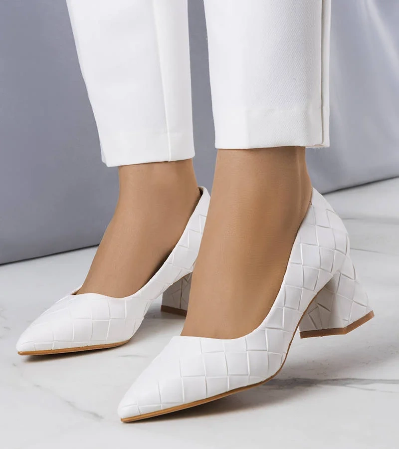 Białe czółenka na obcasie Migne