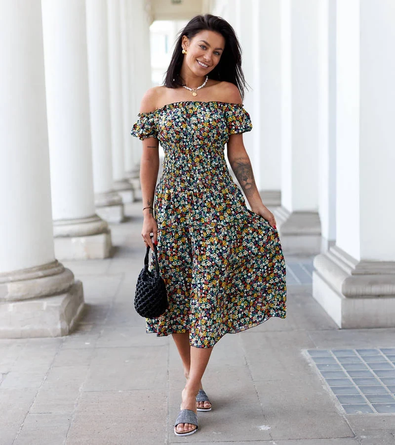 Czarna sukienka midi w kwiaty Rosanna