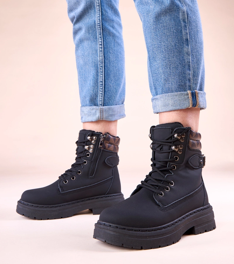 Czarne traperki ocieplane z matowej ekoskóry Selio