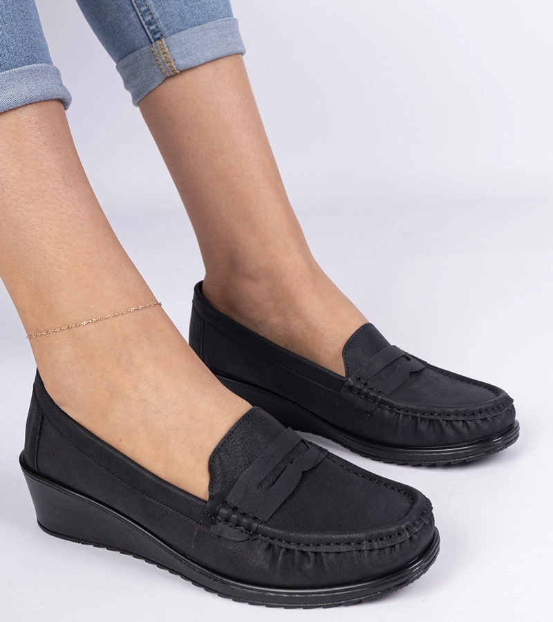 Czarne mokasyny damskie na koturnie Zorani