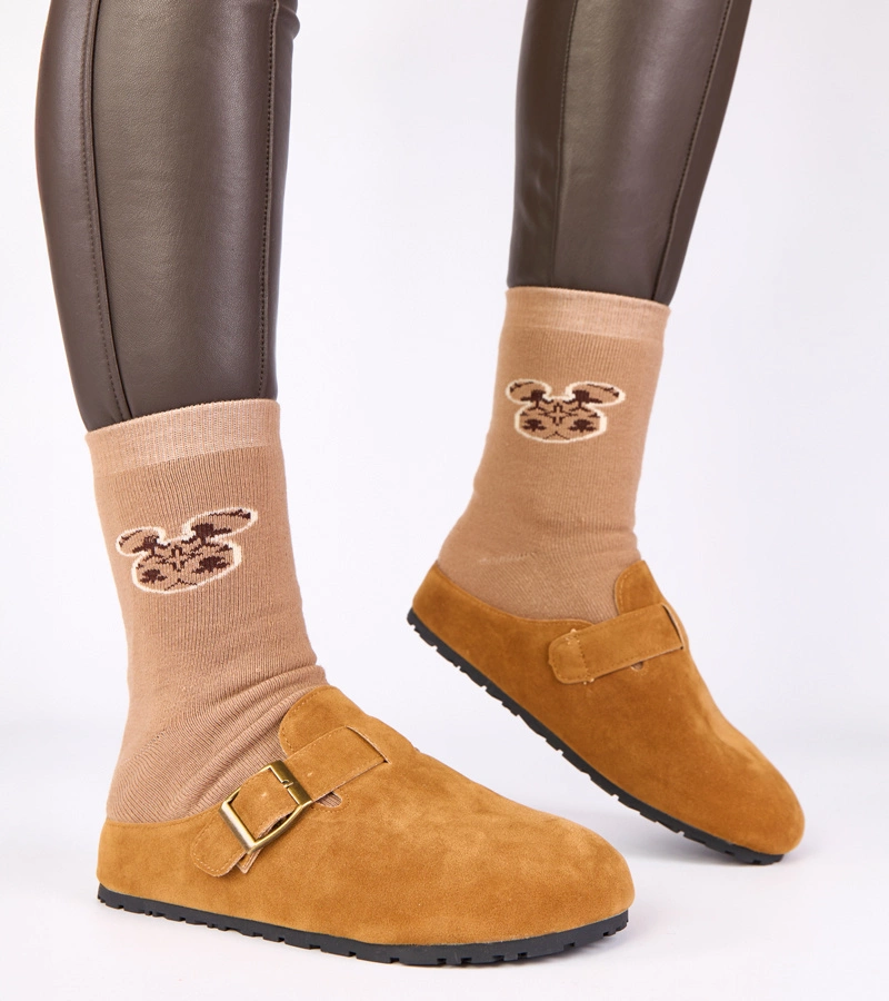 Brązowe mule z ozdobną klamrą Atoria