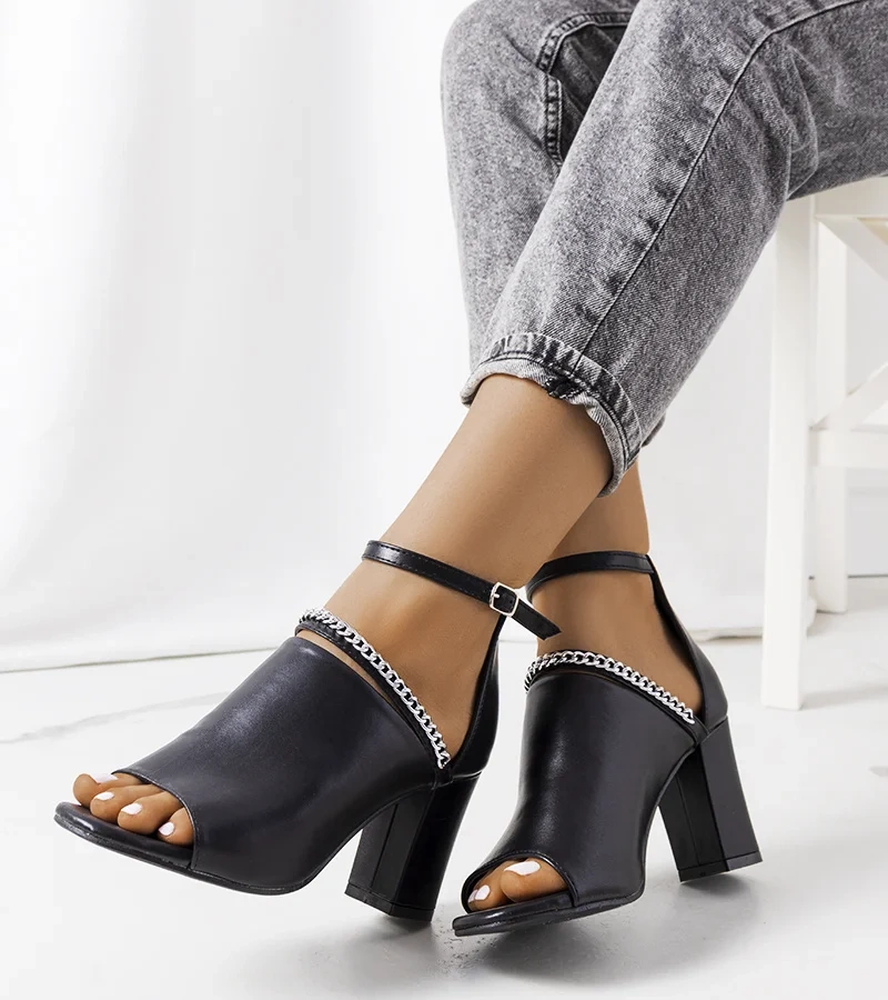 Czarne sandały z cholewką Nasrin