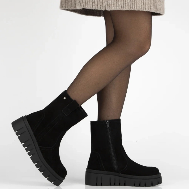 Czarne botki z naturalnego zamszu na lekkim koturnie Richa