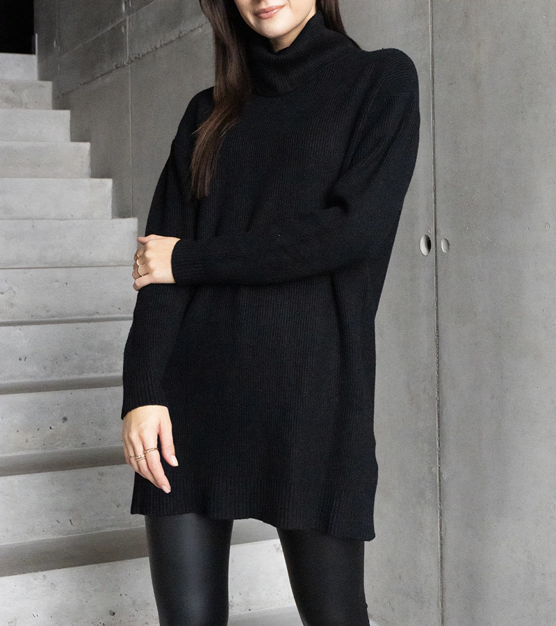 Długi czarny miękki sweter z golfem Kali