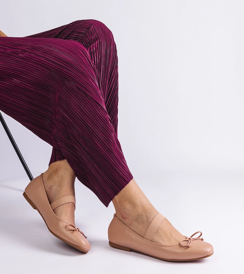 Beżowe balerinki z gumką i ozdobną kokardką Newton