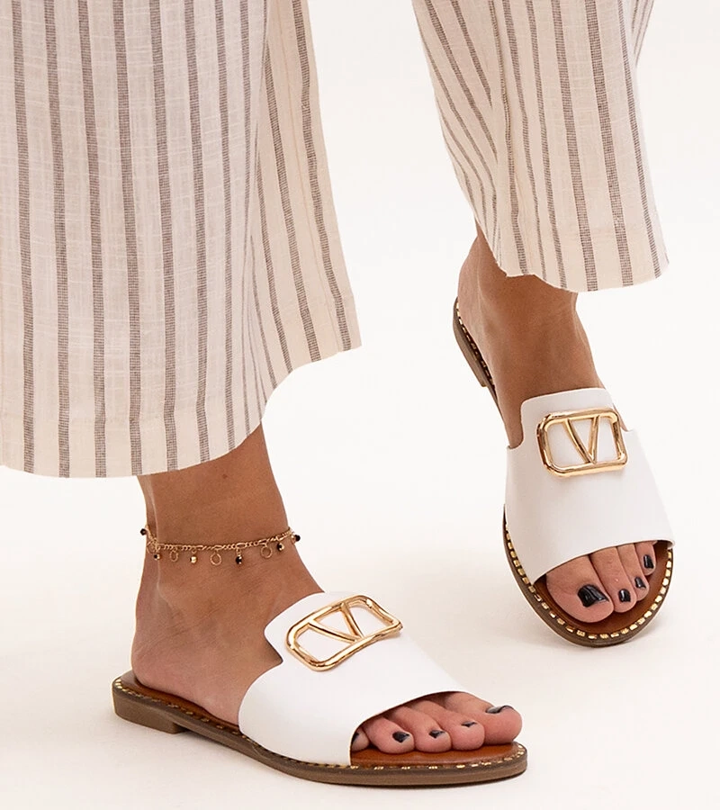 Białe klapki z klamerką Mariza