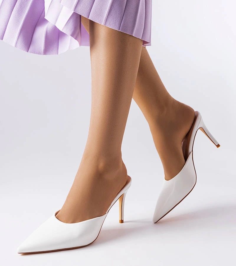 Białe klapki na szpilce Drainer