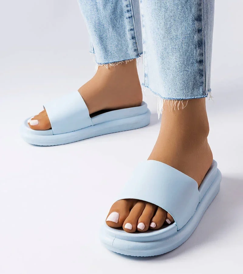 Niebieskie klapki na platformie Paquette