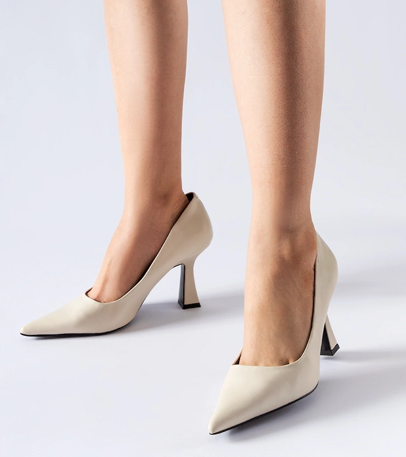 Beżowe czółenka na asymetrycznym obcasie Tore