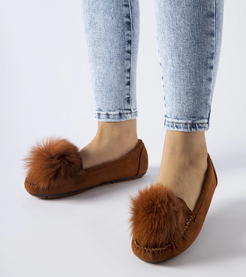 Jasnobrązowe kapcie z pomponem Marchetti