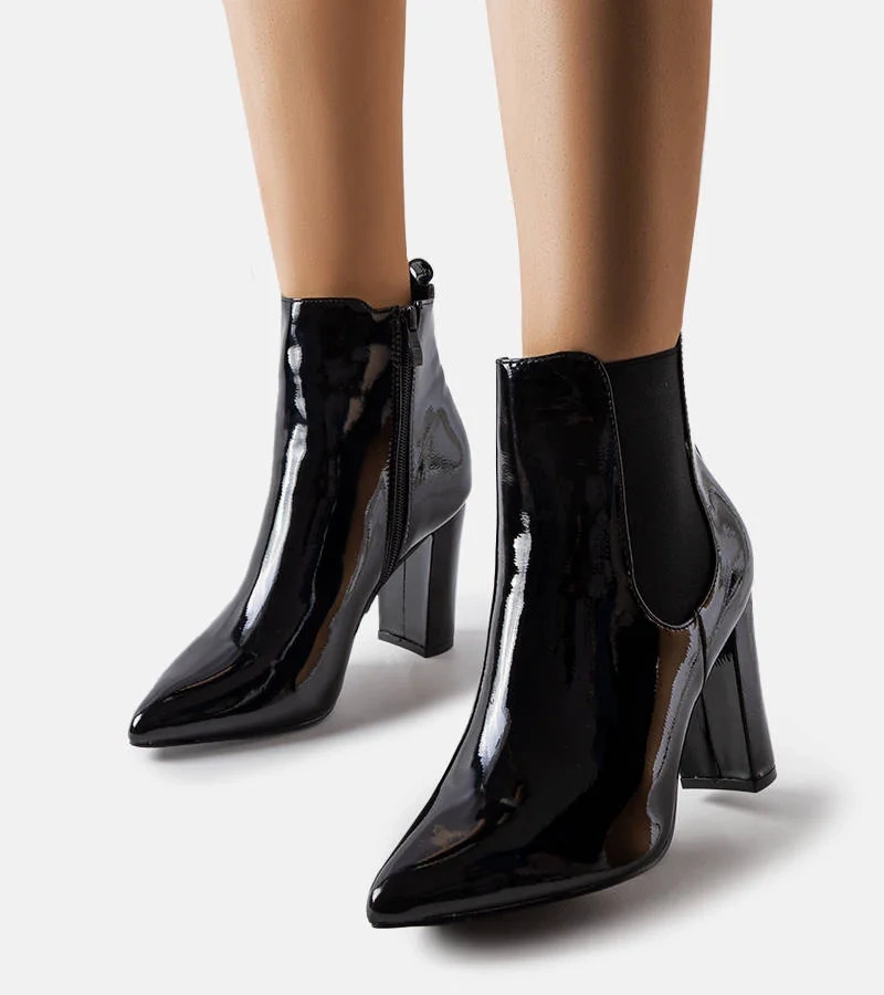 Czarne lakierowane botki na słupku Dolli