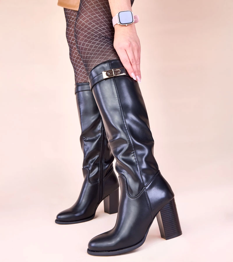 Czarne kozaki na słupku ze złotą ozdobą Tessa