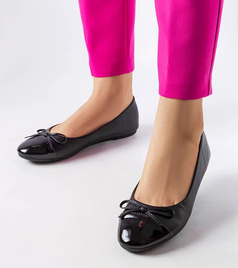 Czarne balerinki z lakierowanym noskiem Despins