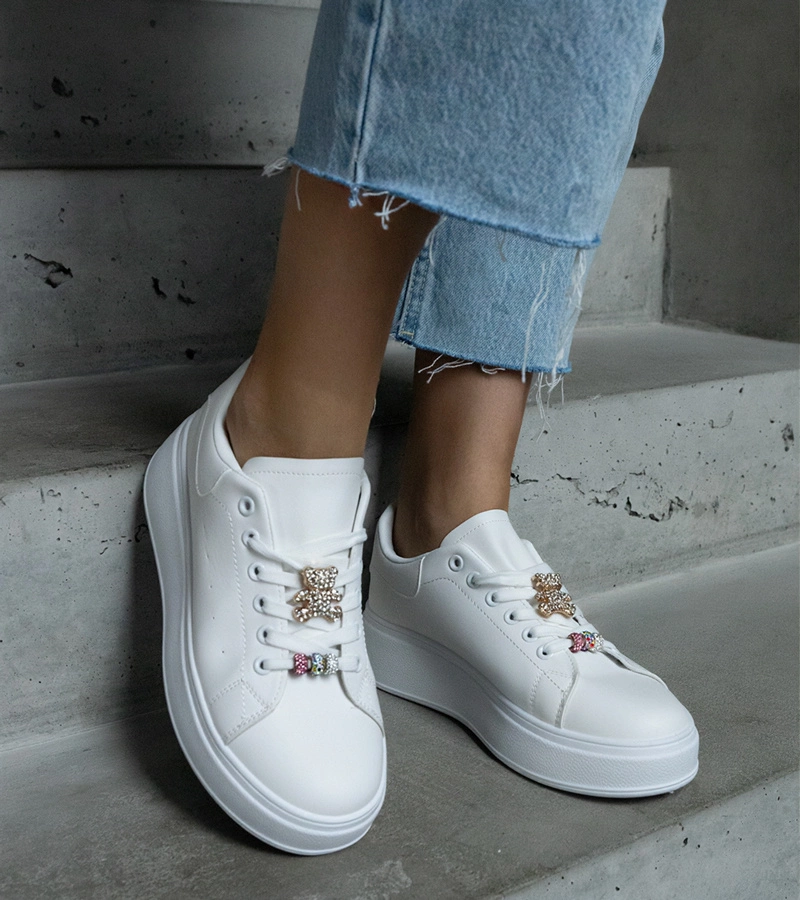 Białe sneakersy na platformie zdobione misiem Mavien