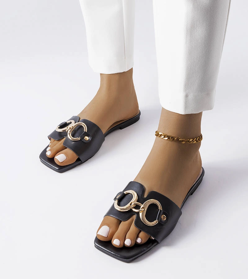 Czarne eleganckie klapki z łańcuchem Corbin