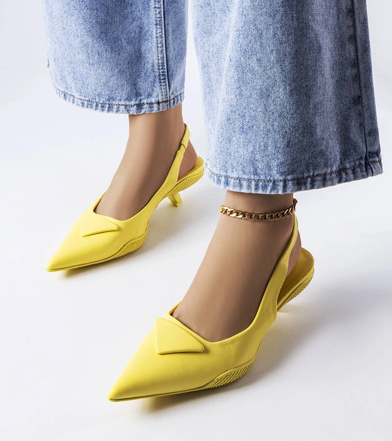 Żółte sandały na niskim obcasie Gougeon