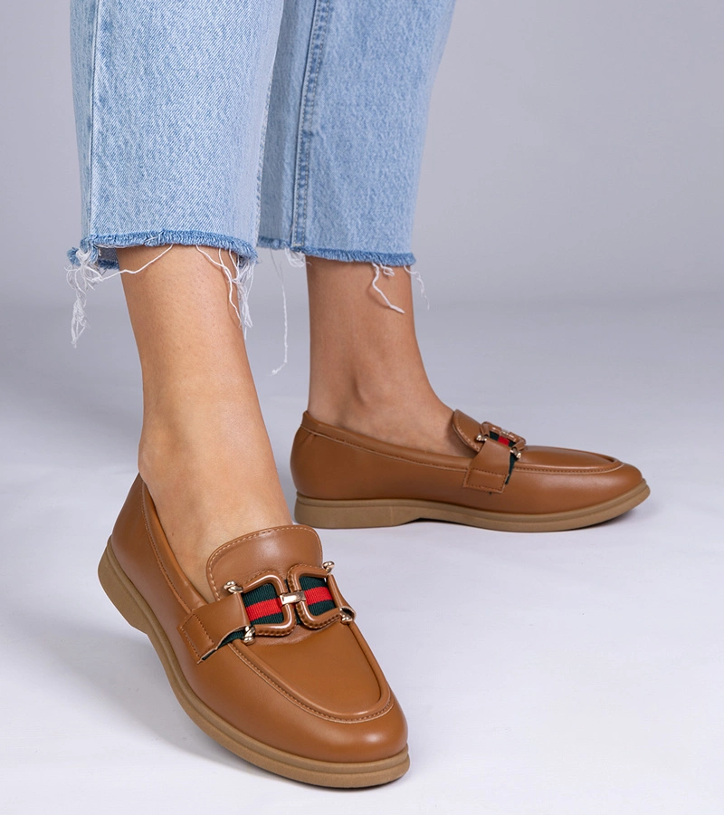 Brązowe mokasyny z ekoskóry z ozdobą Kalenda