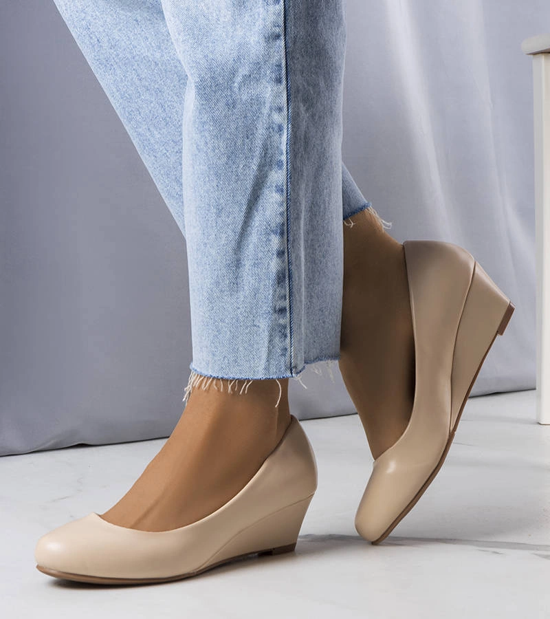 Beżowe czółenka na koturnie Arlai