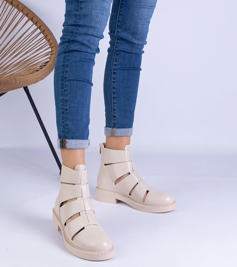 Beżowe botki z ekoskóry z wycięciami na płaskim obcasie Kalipso