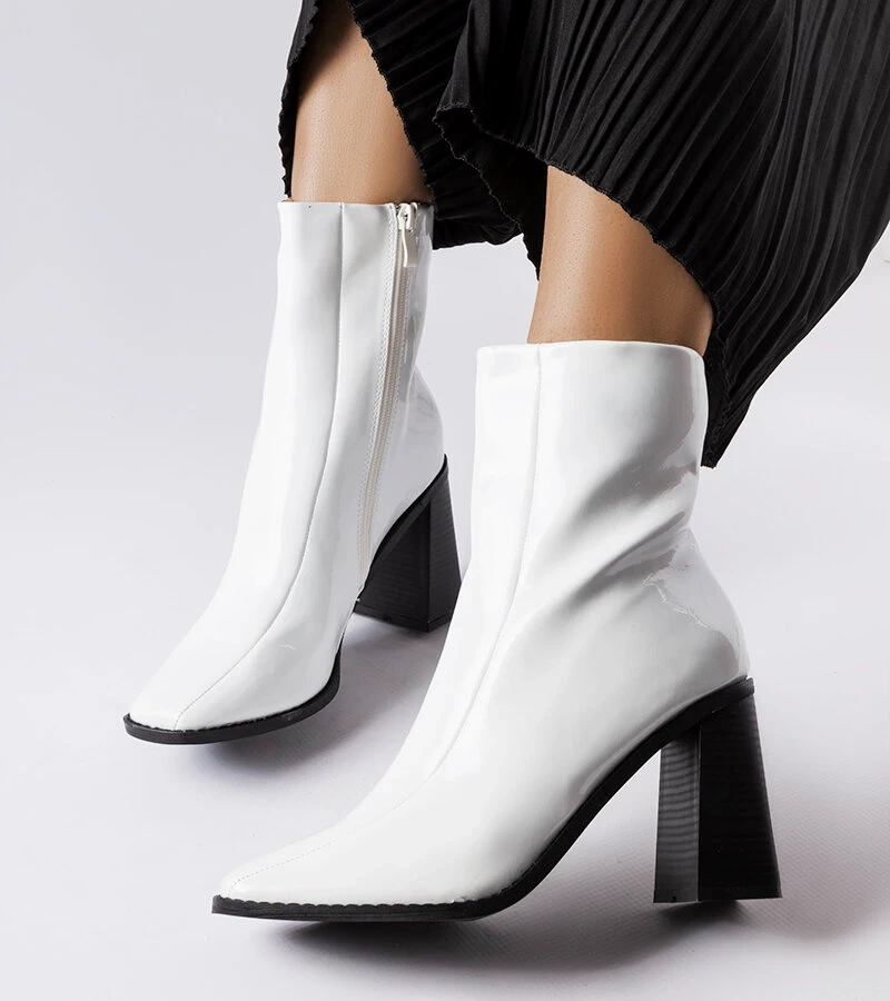 Białe lakierowane botki na słupku Jelica