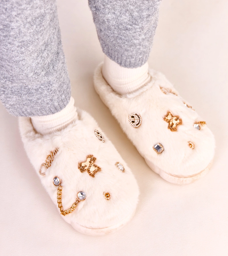 Białe zabudowane kapcie z ozdobami Verdugo