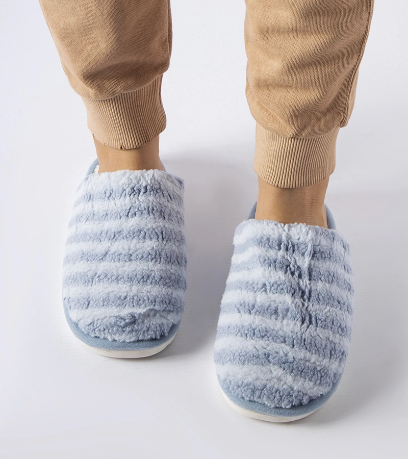 Niebieskie ciepłe kapcie w paski Agira