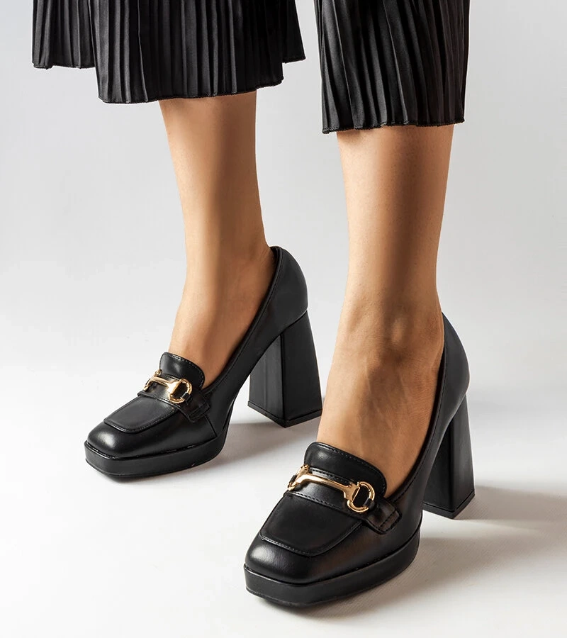 Czarne czółenka na geometrycznym słupku Blaiss