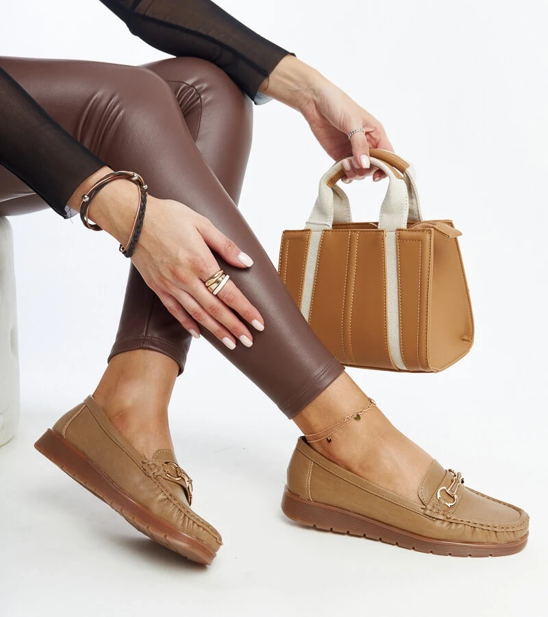 Ciemnobeżowe mokasyny z klamerką Anisah