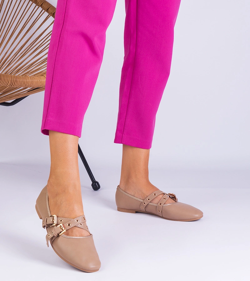 Beżowe balerinki z ekoskóry zdobione klamrami Emmarino